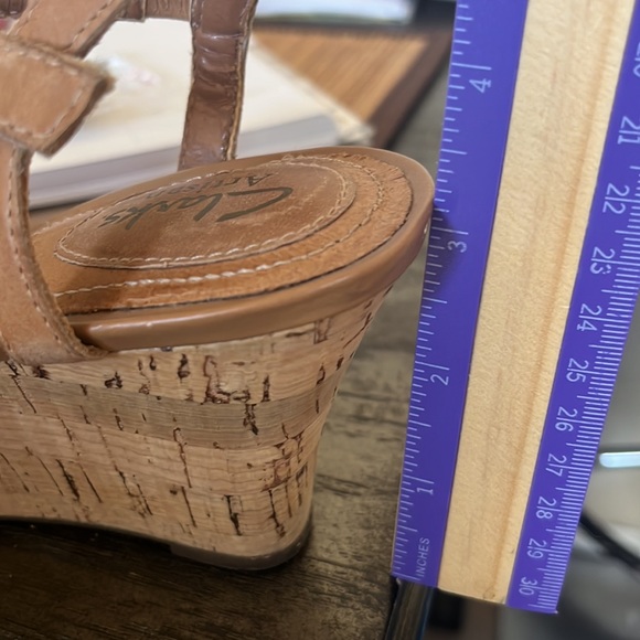 Clark Artisan Shoes sz 81/2 Tan light Brown Leather Sandal Studded cork wedge - Picture 5 of 5